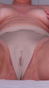 乳首刺激で私のパンティーを濡らす