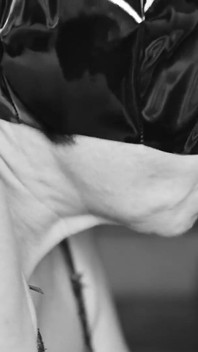 Matură sexy Catwoman suge o pulă mare și înghite sperma, apoi o linge din mâini în vedere dublu
