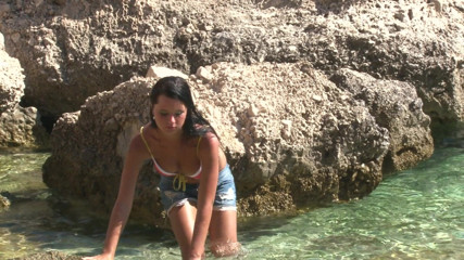 Cryptostudios: Nádherná brunetka přísahá své velké kozy na nudistické pláži