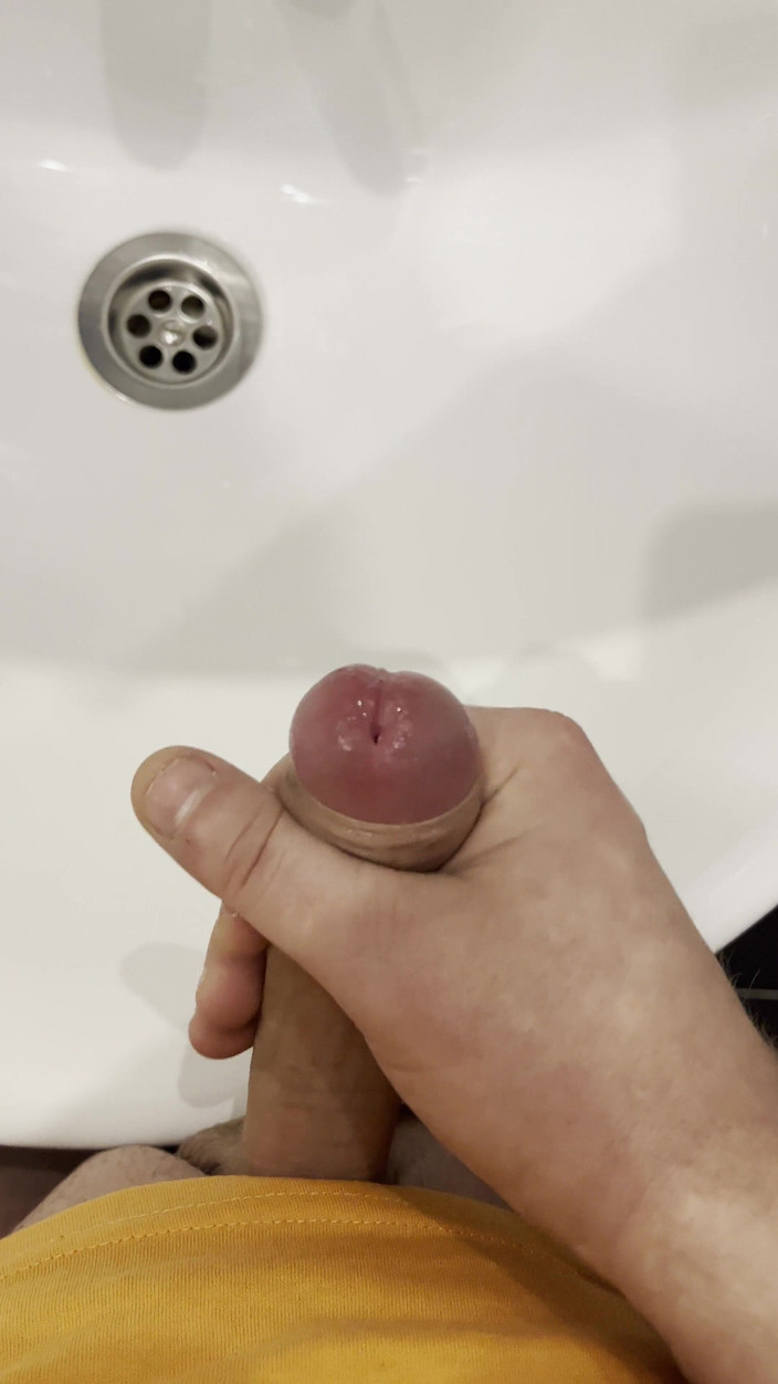 Young cum: Tipul Se Masturbează În Baie Și, Filmând Totul De Aproape, Și La Sfârșit.