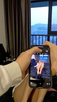 グラフィックモデルのセクシーなフェラチオ技術は、写真家が最大限に楽しむことを可能にします