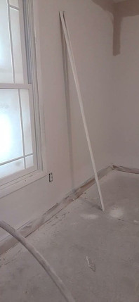 Au Travail, Cdmichelle Travaille La Peinture Avec Un Pulvérisateur De Peinture