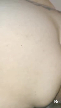 Chevaucher lentement avec passion une grosse bite noire et gémit, orgasme intense