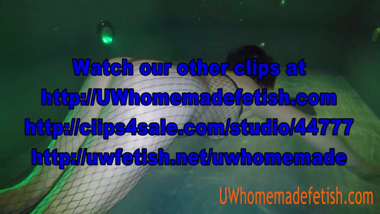 UW Homemade Fetish: Dziewczyna w kabaretce masturbuje się pod wodą