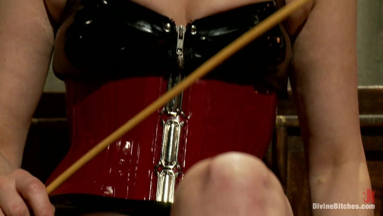 Divine Bitches by Kink: Il bonus feticismo del piede pov di maitresse Madeline!