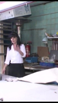 In Duitsland geboren sexy brunette is erg sletterig en pronkt in lingerie op zoek naar een grote lul voor haar natte poesje