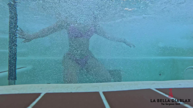 LaBellaDX: 放松的熟女按摩浴缸浸透了洛菲旋律