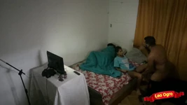 Odaya girdim, üvey kızım Flamengo maçını izliyor ve karımın yanında onunla seks yaptım