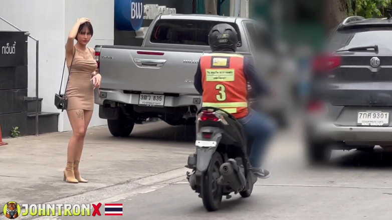 John Tron X: Johntronx - 27/7/2024 - Dell - Je creampie une Thaïlandaise aux cheveux courts que...