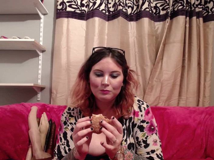 MissFFW: Fräulein ffw isst zwischen den clips einen burger