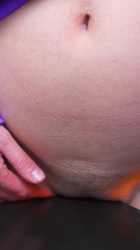 Una giovane ragazza si è eccitata e ha deciso di masturbarsi... Si sgrilletta contro il tavolo e sborra ad alta voce. Lei ha un tale feticcio