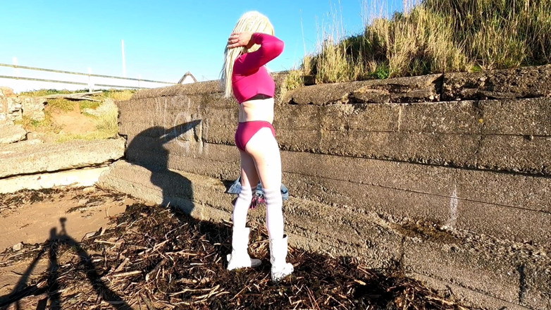 The Midnight Minx: Beach walk 1