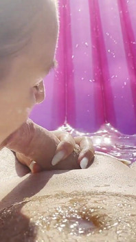 Mamada caliente junto a la piscina - diversión de verano húmeda y salvaje