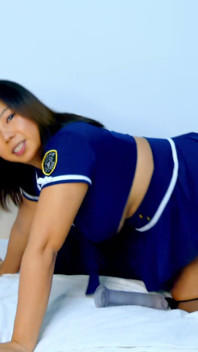 Dildo gigante transando com uniforme policial sexy