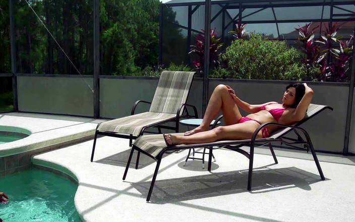 MrToXXXic: 性感的海伦娜普莱斯在泳池边的大黑边勾引她的继子