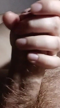 Branlette et caresse une bite contre une chatte étroite et mal rasée