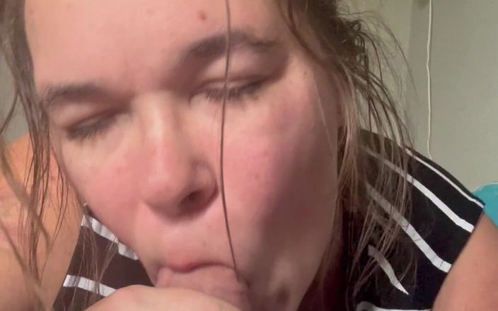 Hornybabe90: Elle suce une bite