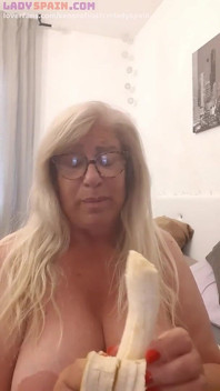 Fina stopt een banaan in haar kut. Ze proeft het en masturbeert, zo geil!