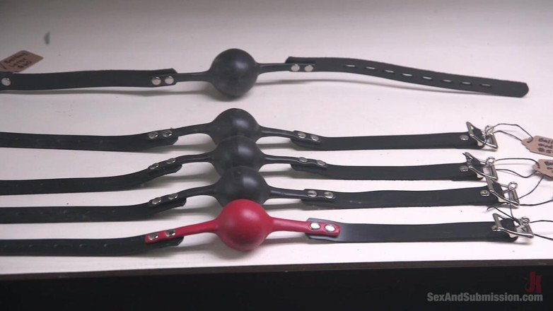 Sex and Submission by Kink: L'esperienza di Servizio Clienti di Dallas Black è scopata!