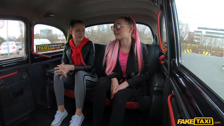 Fake Taxi: Fake taxi - vuile blondines vriendinnen ges geneukt door Euro taxichauffeur