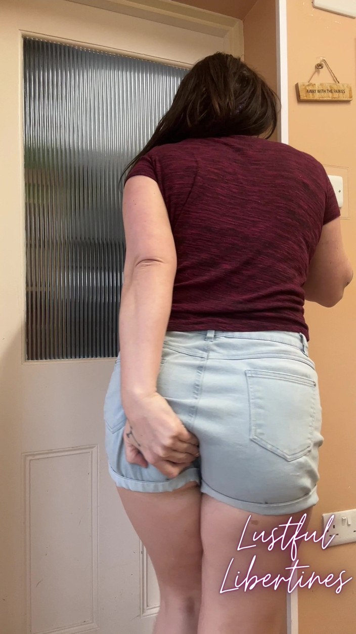 Lustful Libertines: Dikunci dan terdesak untuk kencing - seluar pendek membasahi