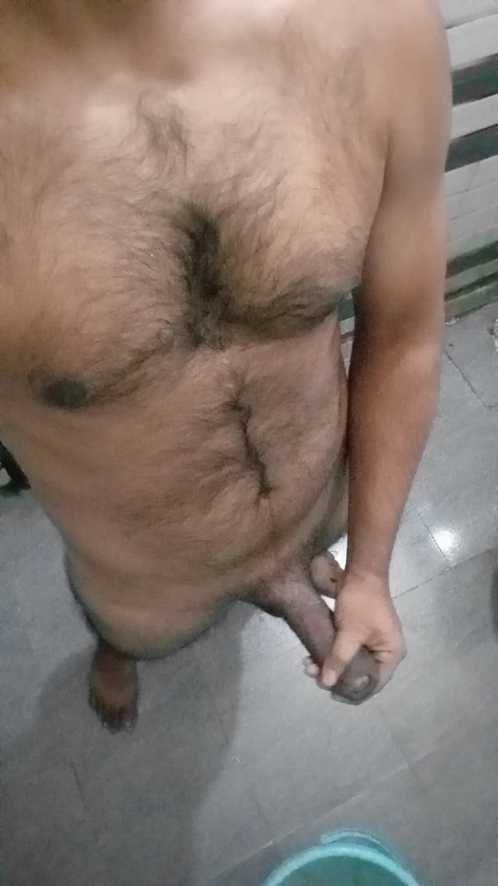 Raaz26d: Văzând pizda soției prietenului, m-am masturbat în baie