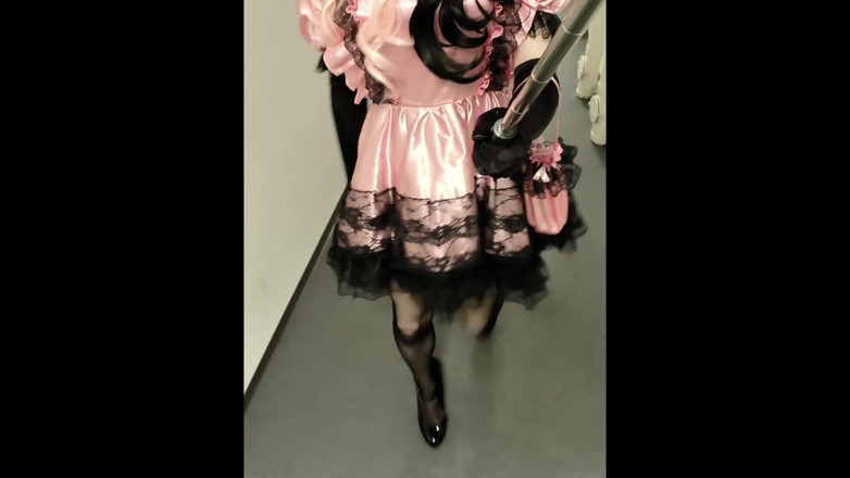 Gtwien: Sissy Crossdresser Strolling in High Heels and Flashing