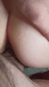 주부의 젖은 보지에서 정액이 흘러내리다