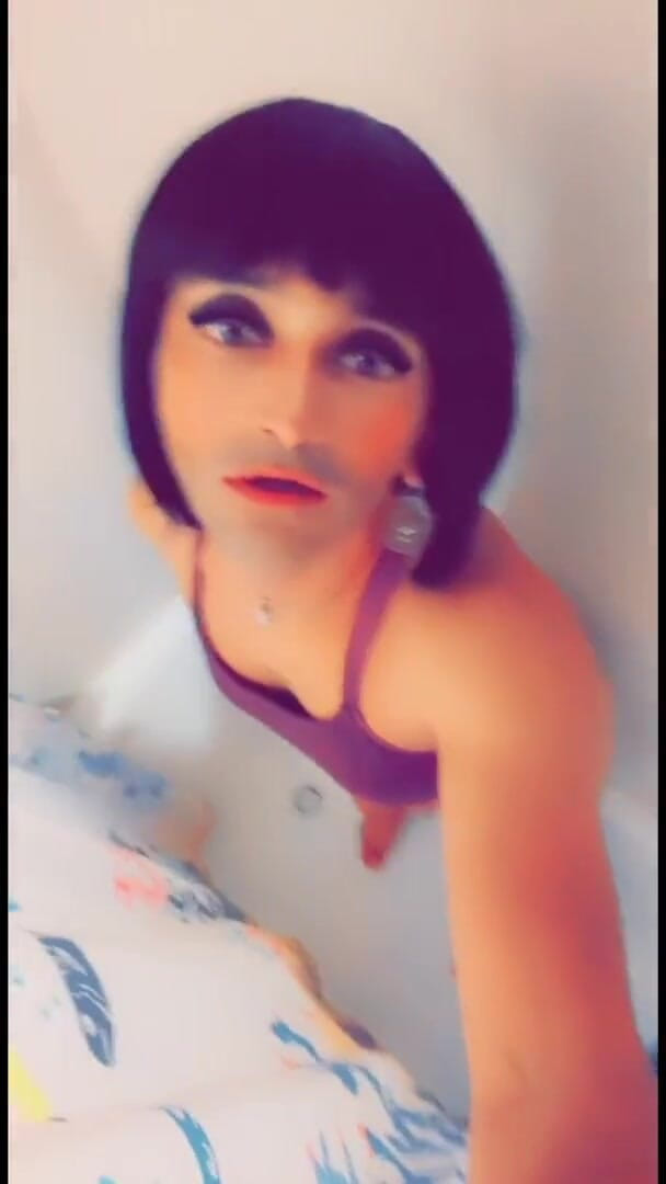 Sissy Slut Brianna: शॉवर में अश्लील का बंडल