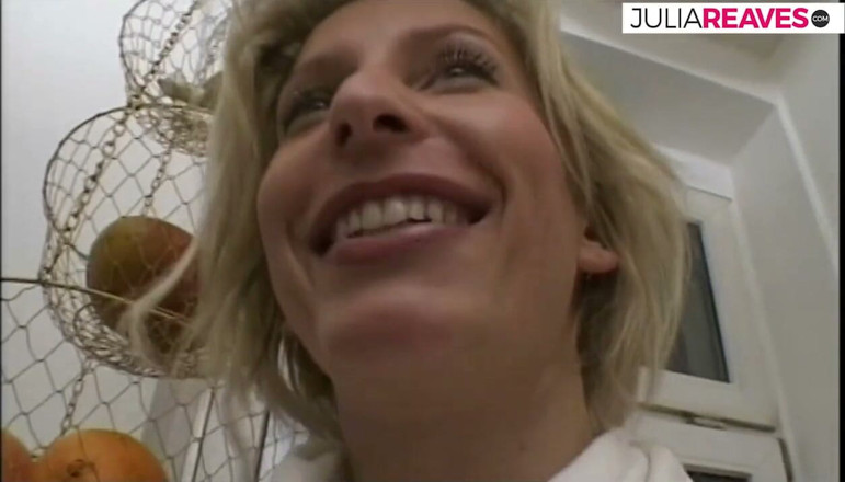 Retro German Casting: Une salope blonde se fait prendre avec un gode pendant...