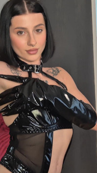 Sarah w winylowym body! Jak ci się podoba moja cipka?