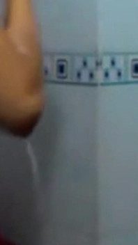 Bhabhi nóng bỏng gợi cảm khoe cơ thể khi tắm