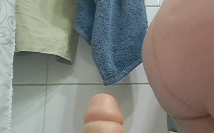 Mommy big hairy pussy: परिपक्व चोदने लायक मम्मी अपनी चूत में डिल्डो डाल रही है