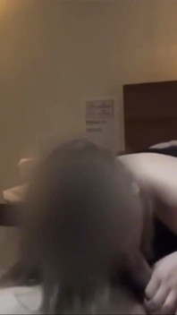 Můj šéf mě šuká po práci, takže polykám jeho sperma