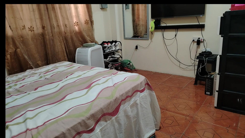 Stepmom_with_big_tits: Tetona madrastra colombiana cachonda es filmada mientras se baña y...