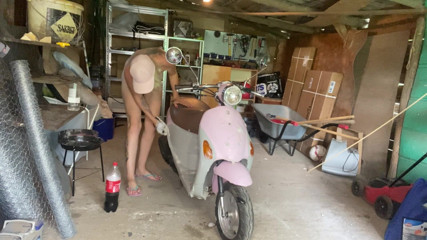 Cuteblonde666: 털이 무성한 소녀 - 오토바이 청소
