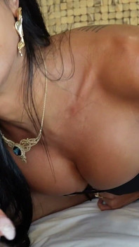 Perfektní thajská Ladyboy Mos stříká při bušení obrovským cizím ptákem