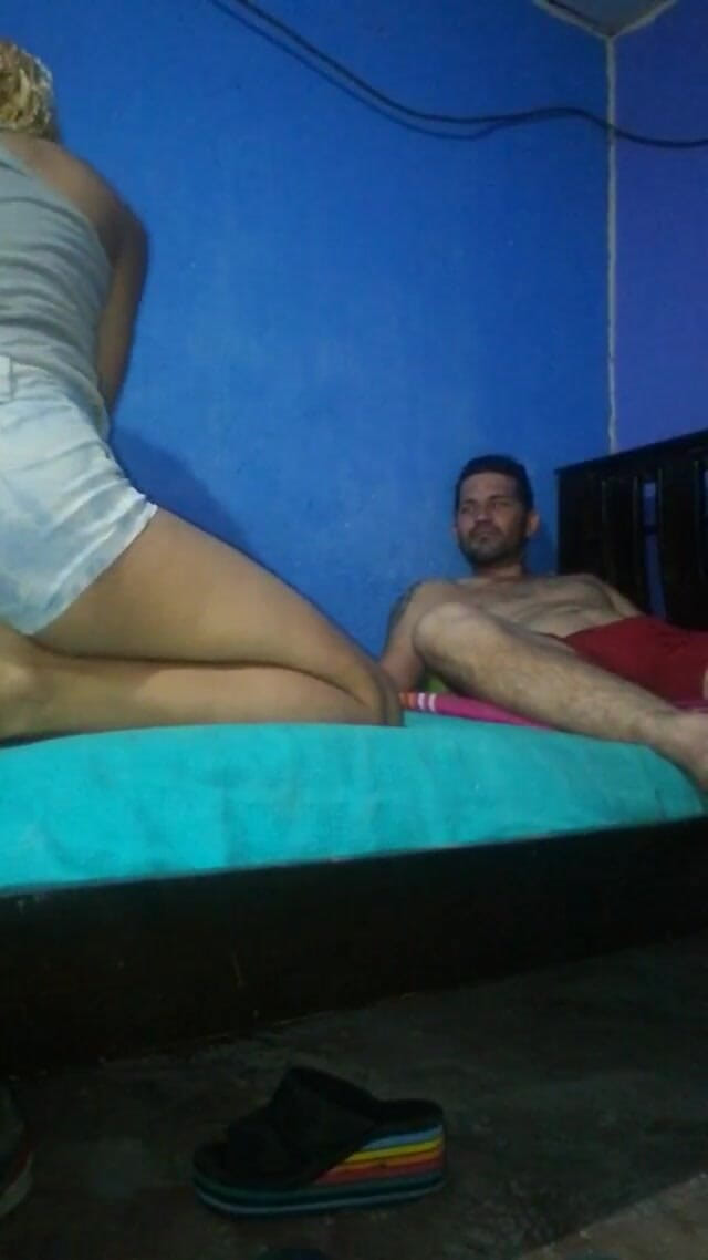 Femboy from Colombia: Doručovatel přišel, aby mě tvrdě praštil