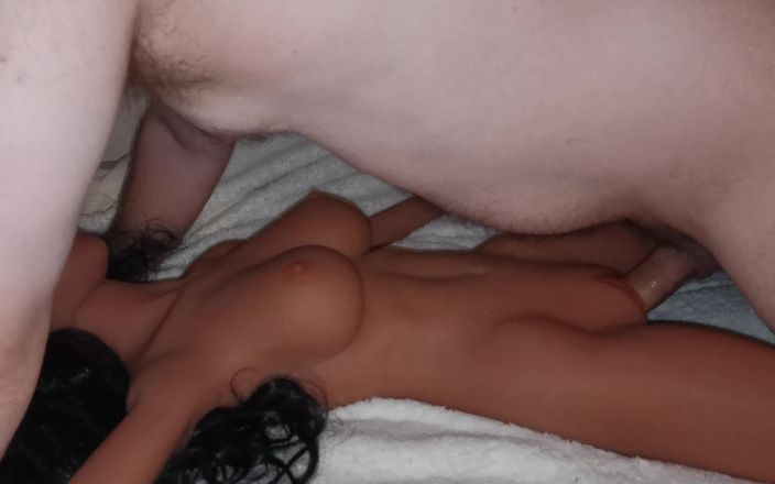 Uhri: Mira la poupée sexuelle se fait éjaculer sur le ventre