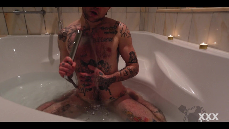 Xxx skips: Татуированная FTM в ванне! Розовая киска XXX Скипы, позволяет смотреть