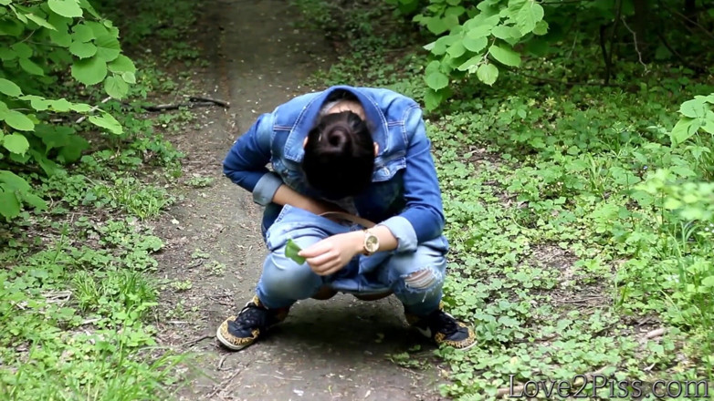 Love 2 Piss: All natural - Ingrid is peeing and wiping herself with a...