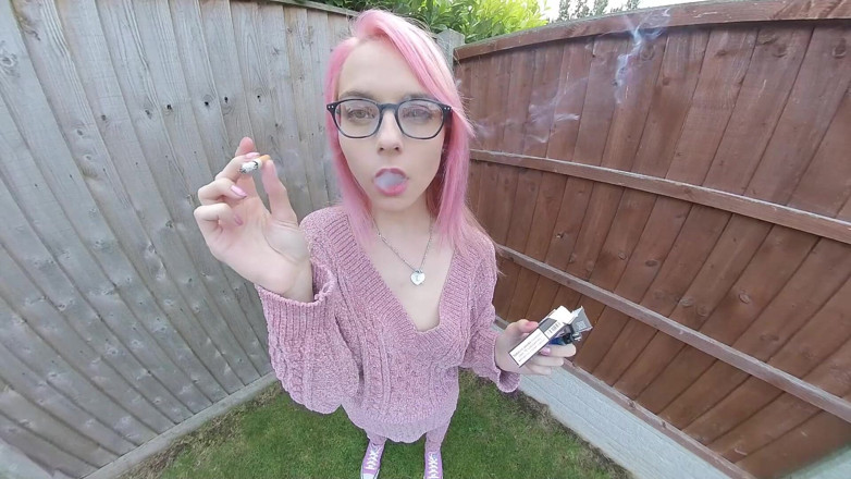 VR smokers HD-2D Videos Only: Chloe Toy - 정원에서 흡연