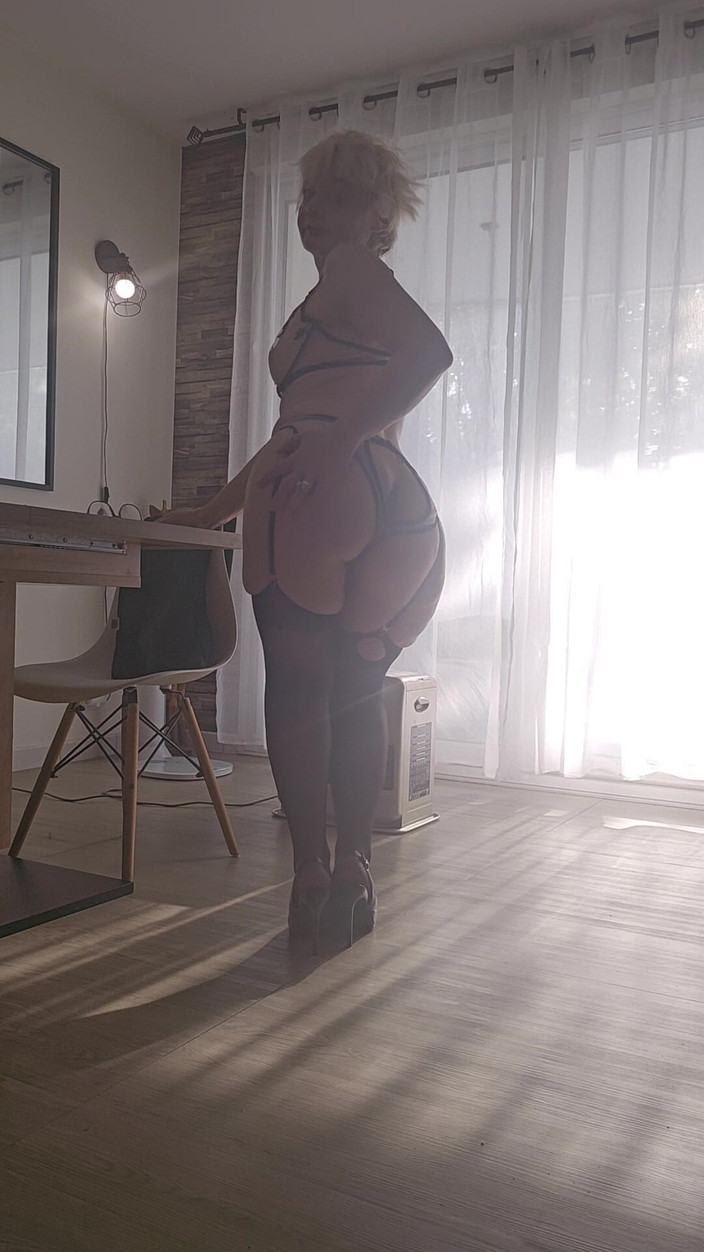 Sofy13: Merhaba, Külotumu Yaymaya Ve Kıçımı Sikmeye Geldin