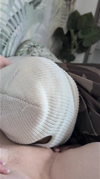 귀여운 BBW가 큰 검은 자지와 함께 즐거워한다