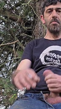 Prosty facet masturbuje się w lesie