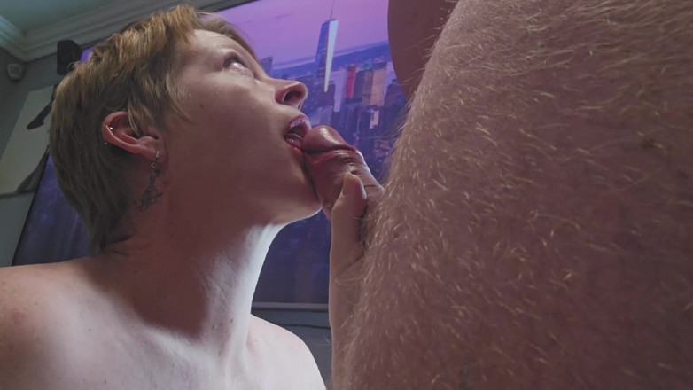 ZenitheBloodRose: Une petite cougar taille une pipe baveuse à une grosse bite