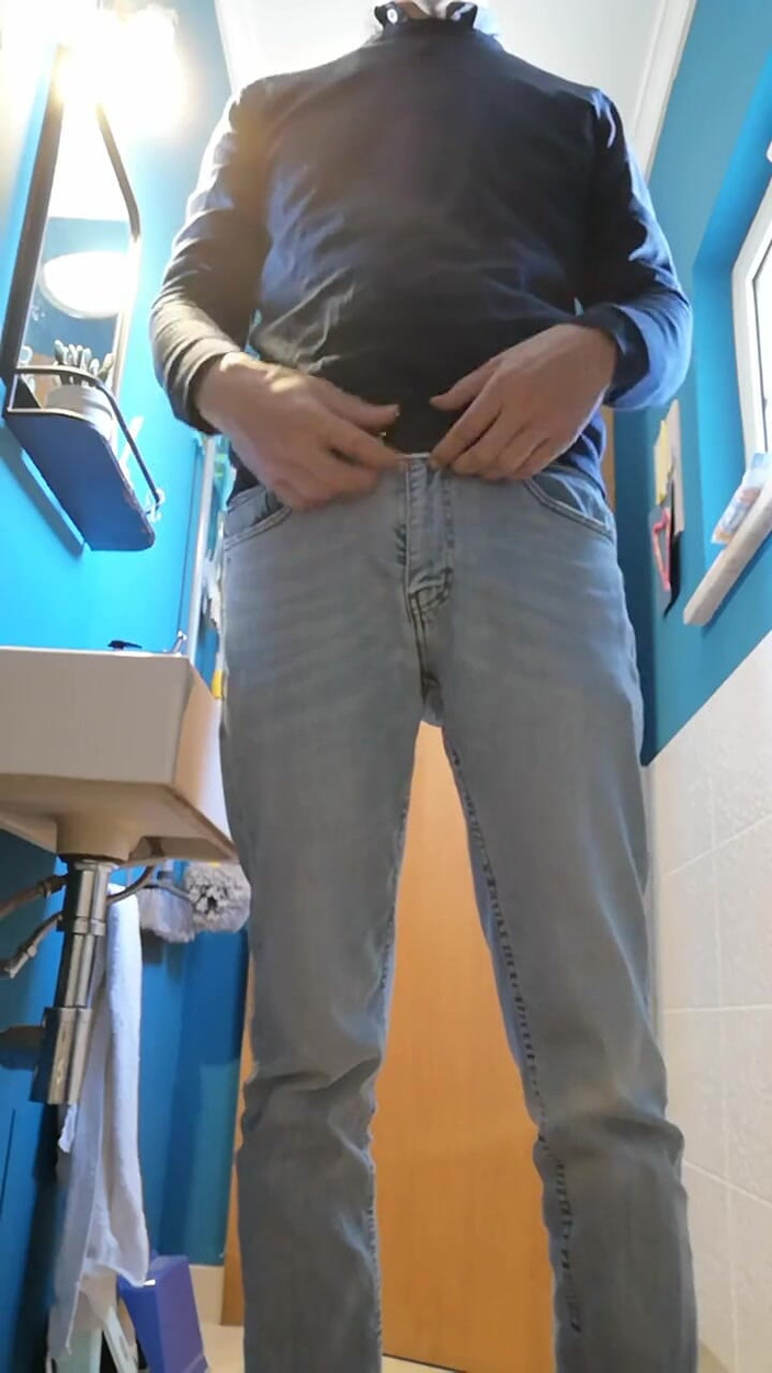 Rafael Torreano: Горячего папочку застукали за писсингом