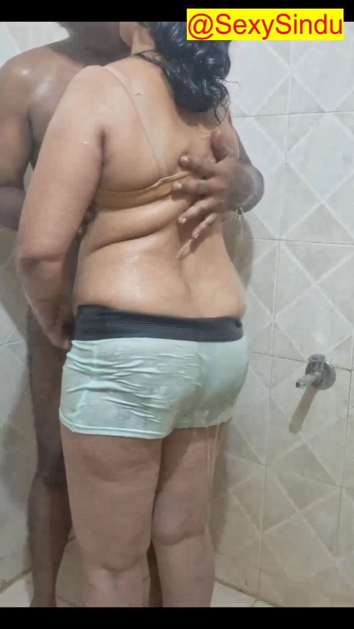 Sexy sindu: Couple Hot Bathing Kissing