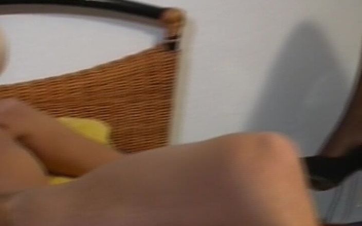 Deutsche XXX Filme: Två otäcka tyska MILFs delar kuk i en avsugning trekant