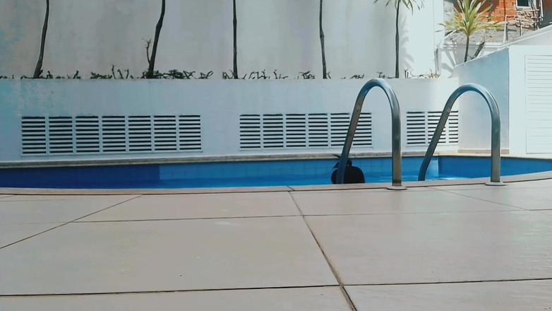 Raquel Cardoso Da Rosa: Domácí relaxace u bazénu